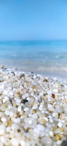 un montón de rocas blancas en la playa en Monolocale in un piccolo paradiso, en Tramatza