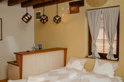 sypialnia z łóżkiem z białą pościelą i oknem w obiekcie Family House MARINOV w Ochrydzie