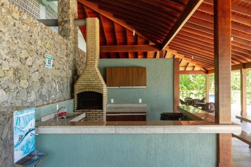 安格拉杜斯雷斯的住宿－Conforto com vista para o mar!，带壁炉的开放式厨房(位于房屋内)