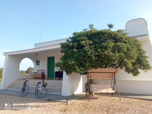 a house with two bikes parked in front of it at Abaton - Casa vacanza in Metaponto