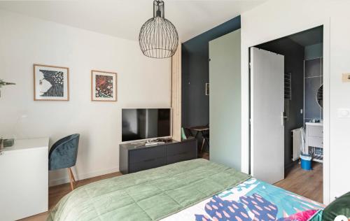 1 dormitorio con cama, escritorio y espejo en Le Garden Studio avec terrasse et parking centre ville, en Rouen