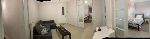 Chris AKROPOLI في أثينا: غرفة معيشة مع أريكة وغرفة نوم