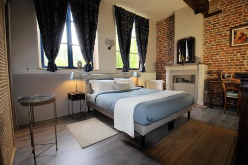 Ένα ή περισσότερα κρεβάτια σε δωμάτιο στο Château de Ruesnes