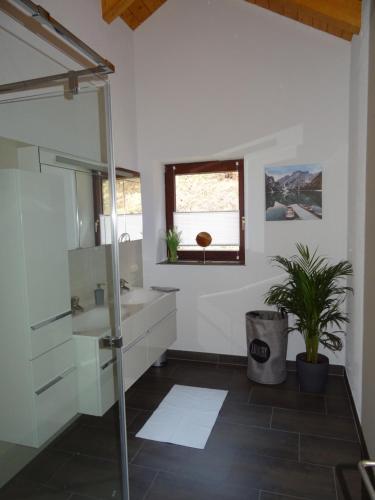 łazienka z przeszkloną kabiną prysznicową i umywalką w obiekcie Appartement Klausner w mieście Bad Gastein