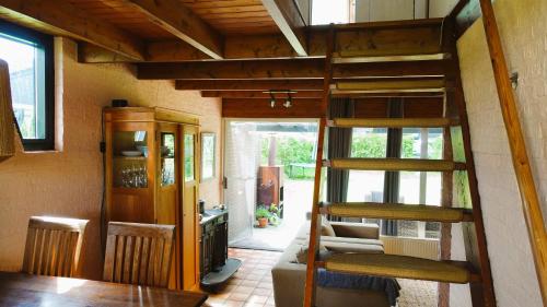 Zimmer mit 2 Etagenbetten in einem Haus in der Unterkunft Oude-Tonge holiday house near fishing waters in Oude-Tonge