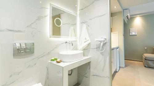 Ένα μπάνιο στο Estelle Family Luxury Apartments & Suites