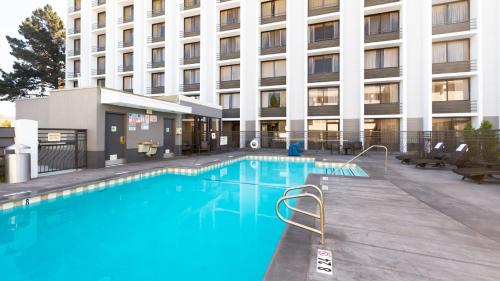 Kolam renang di atau di dekat Holiday Inn San Jose-Silicon Valley, an IHG Hotel
