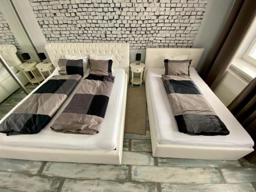 two beds sitting next to each other in a room at Royal City Centre Apartment in Poprad