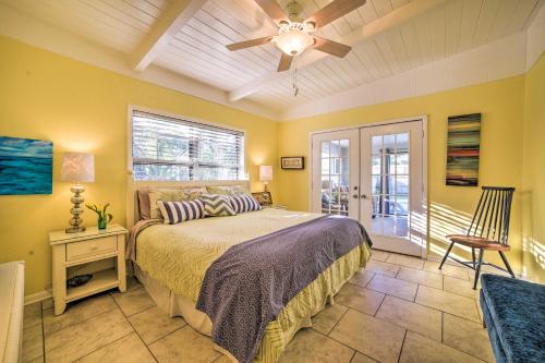 ein Schlafzimmer mit Bett und Deckenventilator in der Unterkunft Walk to Beach PCB Retreat with Private Pool! in Panama City Beach