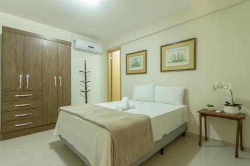 - une chambre avec un lit et une armoire en bois dans l'établissement Apartamento com vista para o paraíso!, à Angra dos Reis