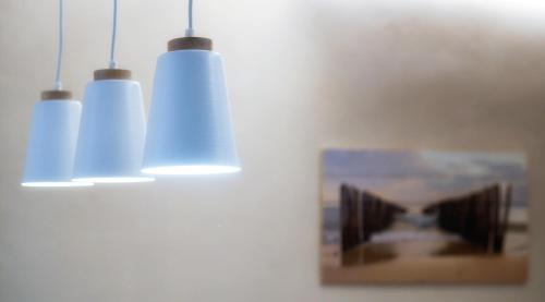 マリーナ・ディ・マッサにあるCasamareMSの壁掛け三灯