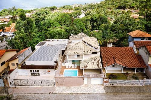 Een luchtfoto van Casa com piscina próxima a praia e natureza em São Sebastião