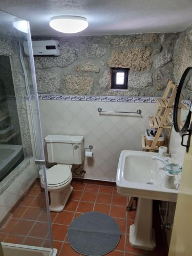 un bagno con un water e un lavandino di Casa da Mimi a Soajo