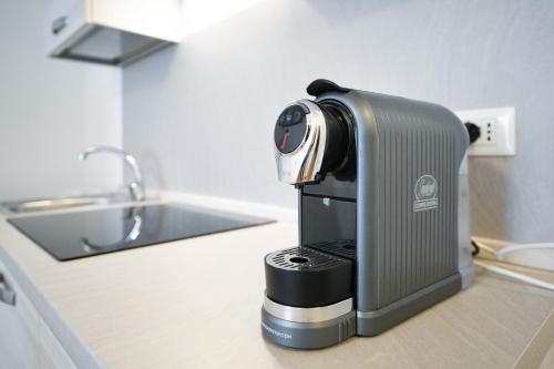 une cafetière posée sur un comptoir dans une cuisine dans l'établissement Appartamento Cesare, à Sirmione