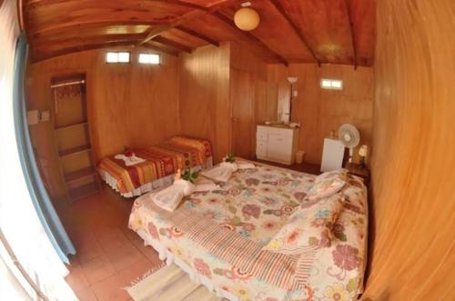 1 dormitorio con 2 camas en una habitación en Kaimana Inn Rapa Nui en Hanga Roa