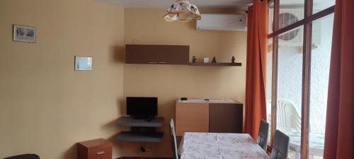 a room with a desk with a television and a window at Apartamento con vistas al puerto deportivo Las Fuentes in Alcossebre