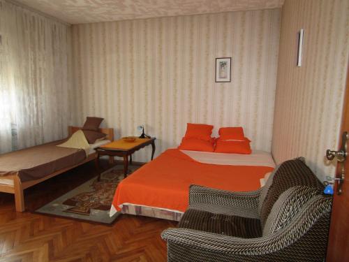 um quarto com 2 camas, um sofá e uma cadeira em Apartman Milena em Kladovo