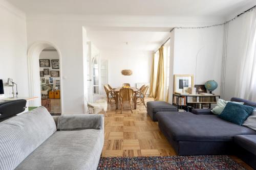 un salon avec un canapé et une table dans l'établissement Le Passage, à Bordeaux