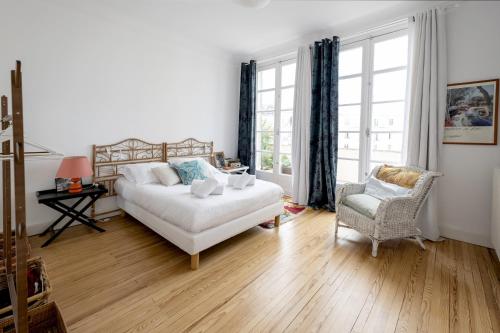 - un salon avec un canapé blanc et une chaise dans l'établissement Le Passage, à Bordeaux