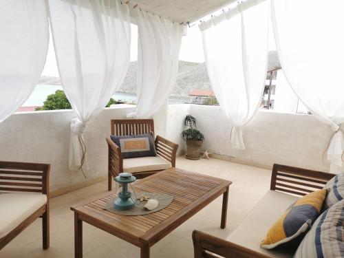 - un salon avec une table et des chaises dans l'établissement Beach House Mela, à Pag