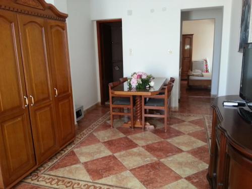 a living room with a table and chairs and a kitchen at Vila Horizont in Sveti Stefan
