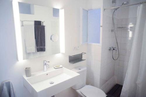 e bagno con lavandino, servizi igienici e doccia. di Cozy Townhouse in the heart of Cadaqués by by JA Coderch a Cadaqués