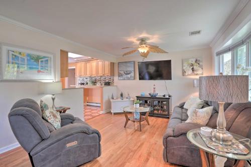 Riviera BeachにあるInviting Home with Inground Pool 3 Mi to Beachのソファ2つとテーブルのあるリビングルーム