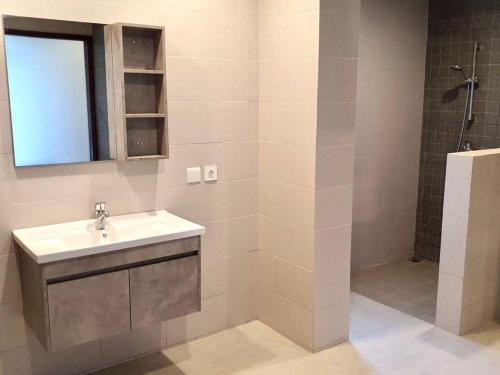 A bathroom at 2 Bedroom Villa with Pool & Close to Setangi Beach