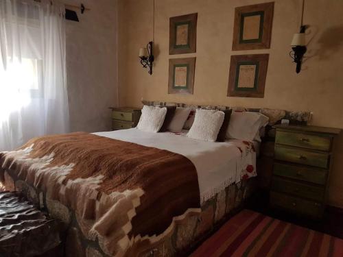 a bedroom with a large bed and a window at Casa de Campo La Paya in Cachí