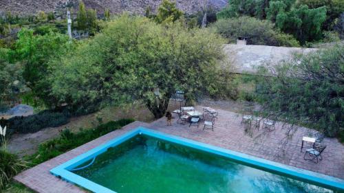 uma vista superior de uma piscina num jardim em Casa de Campo La Paya em Cachí