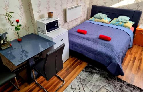 キシュバールダにあるCsillag Apartmanのベッドルーム1室(ベッド1台、デスク、コンピュータ付)