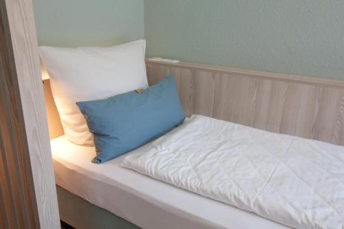 Кровать или кровати в номере Hotel Garni Goldener Anker