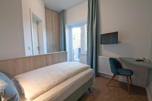 Кровать или кровати в номере Hotel Garni Goldener Anker