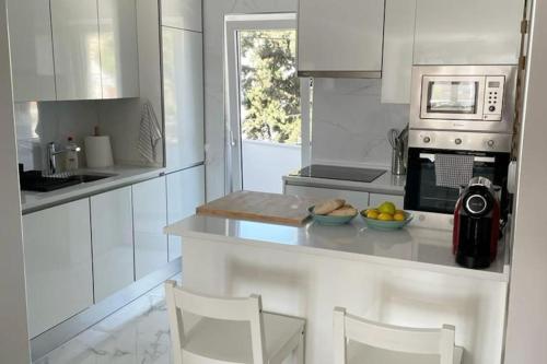 Kuchyň nebo kuchyňský kout v ubytování *SEA VIEW* New 3 Bedroom apt with FREE parking