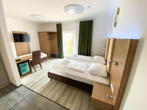 een slaapkamer met een groot bed en een woonkamer bij City Rooms Gede in Leipzig