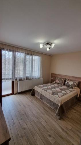 Родопска къща за гости с.ЧАЛА tesisinde bir odada yatak veya yataklar