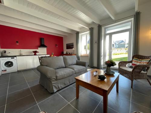 un salon avec un canapé et une table dans l'établissement Gites La Ville Pain, à Cancale