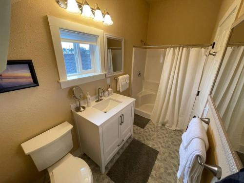 e bagno con lavandino, servizi igienici e doccia. di Blue Mist Victorian, 5 Bedroom 2 bath Gem a Eureka