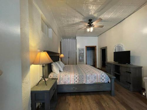 sypialnia z łóżkiem i wentylatorem sufitowym w obiekcie Loft 4 - 1 of 5 downtown w mieście Alpine