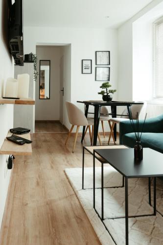 un salon avec une table et des chaises dans l'établissement La DOLCE Villetta - appartement de Standing, à Mulhouse