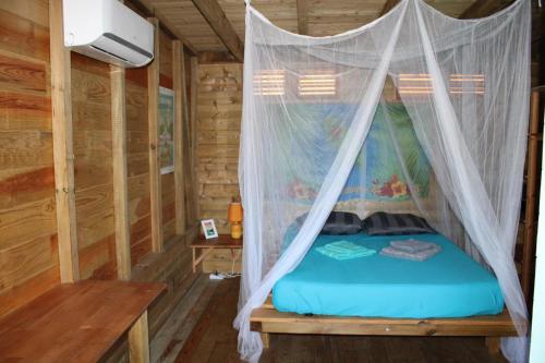 Postel nebo postele na pokoji v ubytování Kaz Madinina Colibri