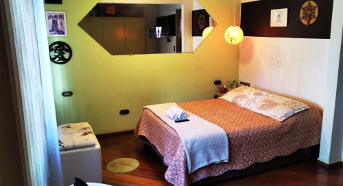 Dormitorio pequeño con cama con espejo en Acomodação-Viasoft-UP-Ecoville-INC-FioCruz-CIC, en Curitiba
