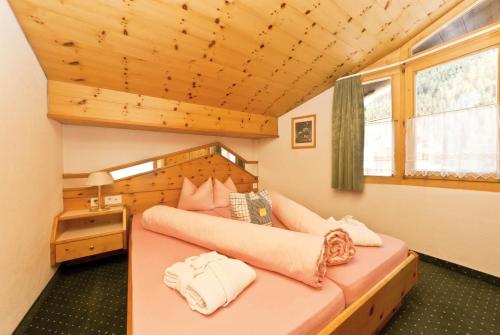 ザムナウンにあるAppartement Lärchenhofの小さな部屋のベッド2台付きのベッドルーム1室