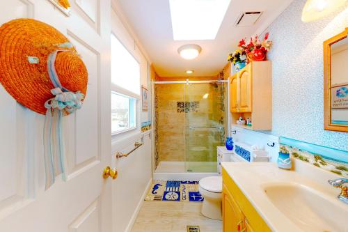 uma casa de banho com um chuveiro, um WC e um lavatório. em Montego Bay - 197 Pine Tree Road em Ocean City
