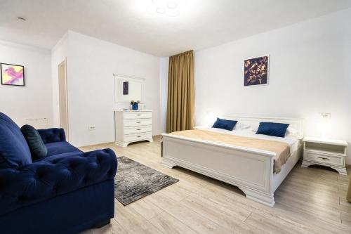 a bedroom with a bed and a couch at Armada Aparthotel in Alba Iulia