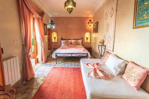 En eller flere senge i et værelse på Riad Couleurs du Sud
