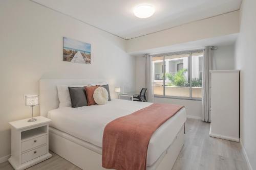 Postel nebo postele na pokoji v ubytování Varandas do Lido I by An Island Apart