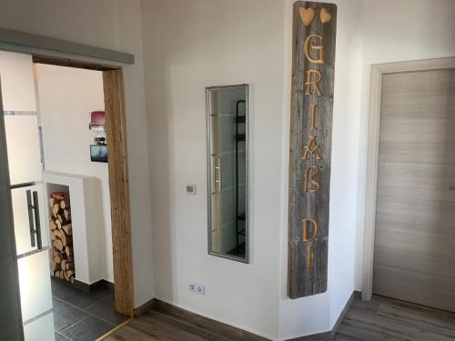 a sign on the wall of a room with a door at Allgäu-Chalet Kaufbeuren in Kaufbeuren
