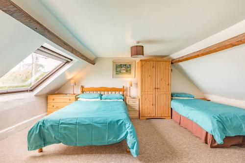 イフラクームにあるHillymouthの屋根裏のベッドルーム(ベッド2台、窓付)