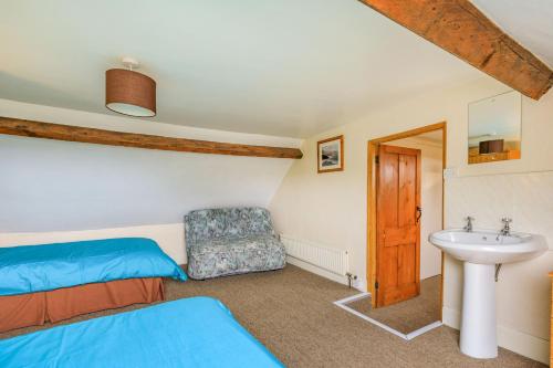 ein Schlafzimmer mit einem Bett und einem Waschbecken in der Unterkunft Hillymouth in Ilfracombe